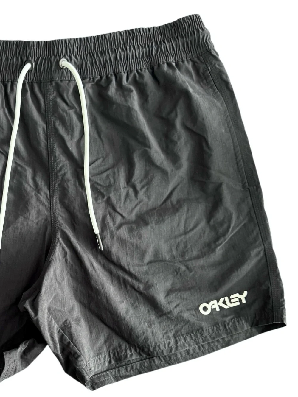NWOT Oakley Beach Volley 16